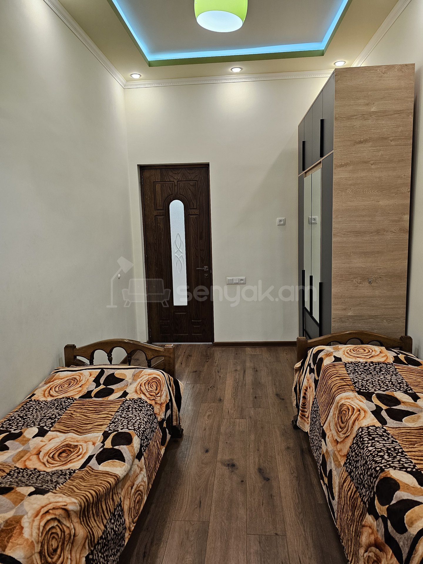 3 Սենյականոց Բնակարան Քարե Շենքում, 100քմ, 2/5 հարկ, Կապիտալ Վերանորոգված, Կահավորված