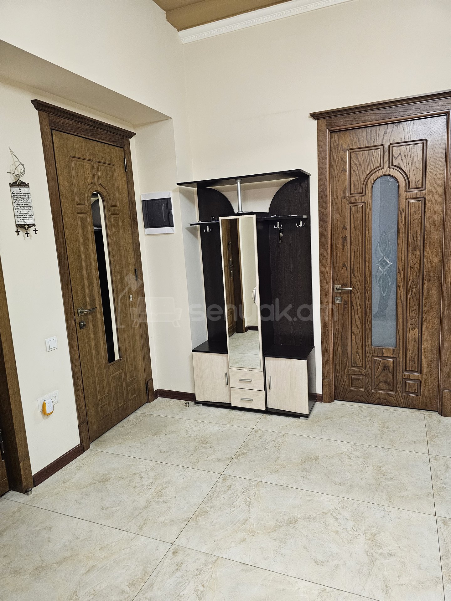 3 Սենյականոց Բնակարան Քարե Շենքում, 100քմ, 2/5 հարկ, Կապիտալ Վերանորոգված, Կահավորված