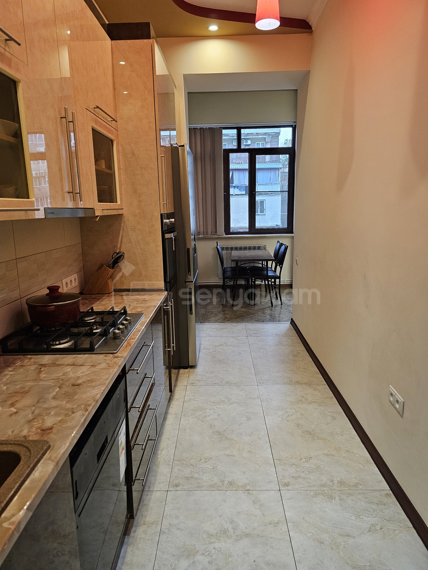 3 Սենյականոց Բնակարան Քարե Շենքում, 100քմ, 2/5 հարկ, Կապիտալ Վերանորոգված, Կահավորված