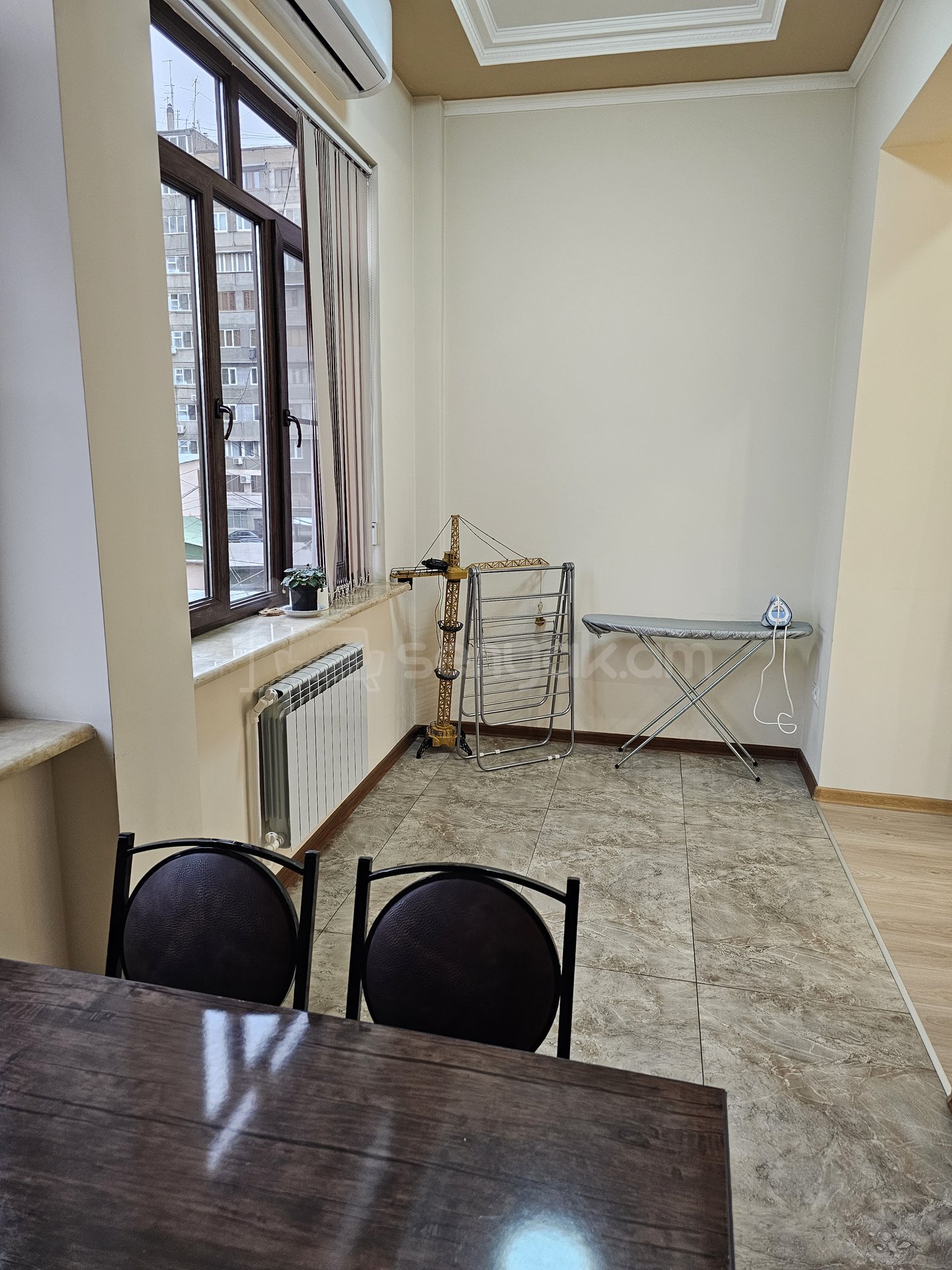 3 Սենյականոց Բնակարան Քարե Շենքում, 100քմ, 2/5 հարկ, Կապիտալ Վերանորոգված, Կահավորված