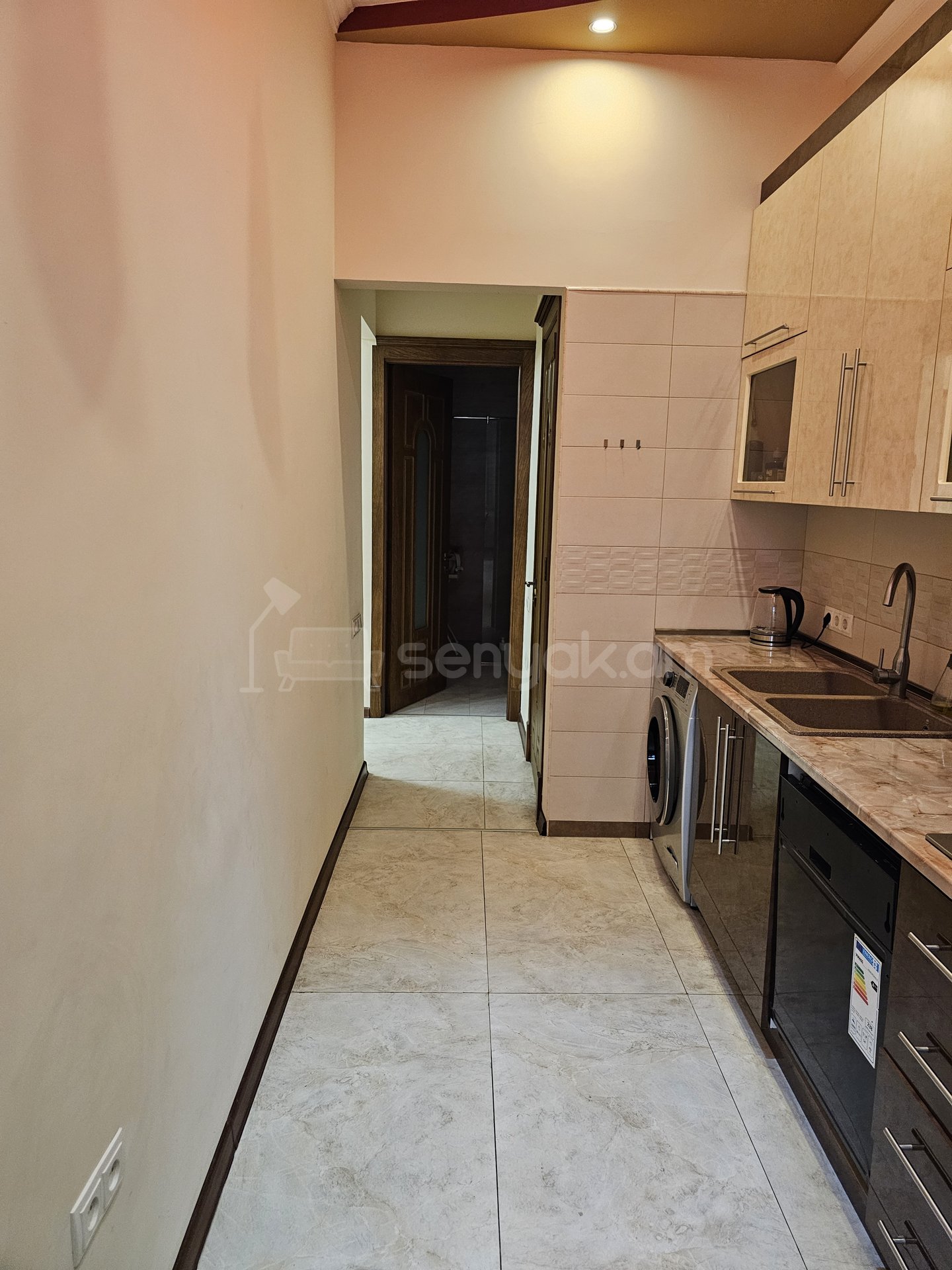 3 Սենյականոց Բնակարան Քարե Շենքում, 100քմ, 2/5 հարկ, Կապիտալ Վերանորոգված, Կահավորված