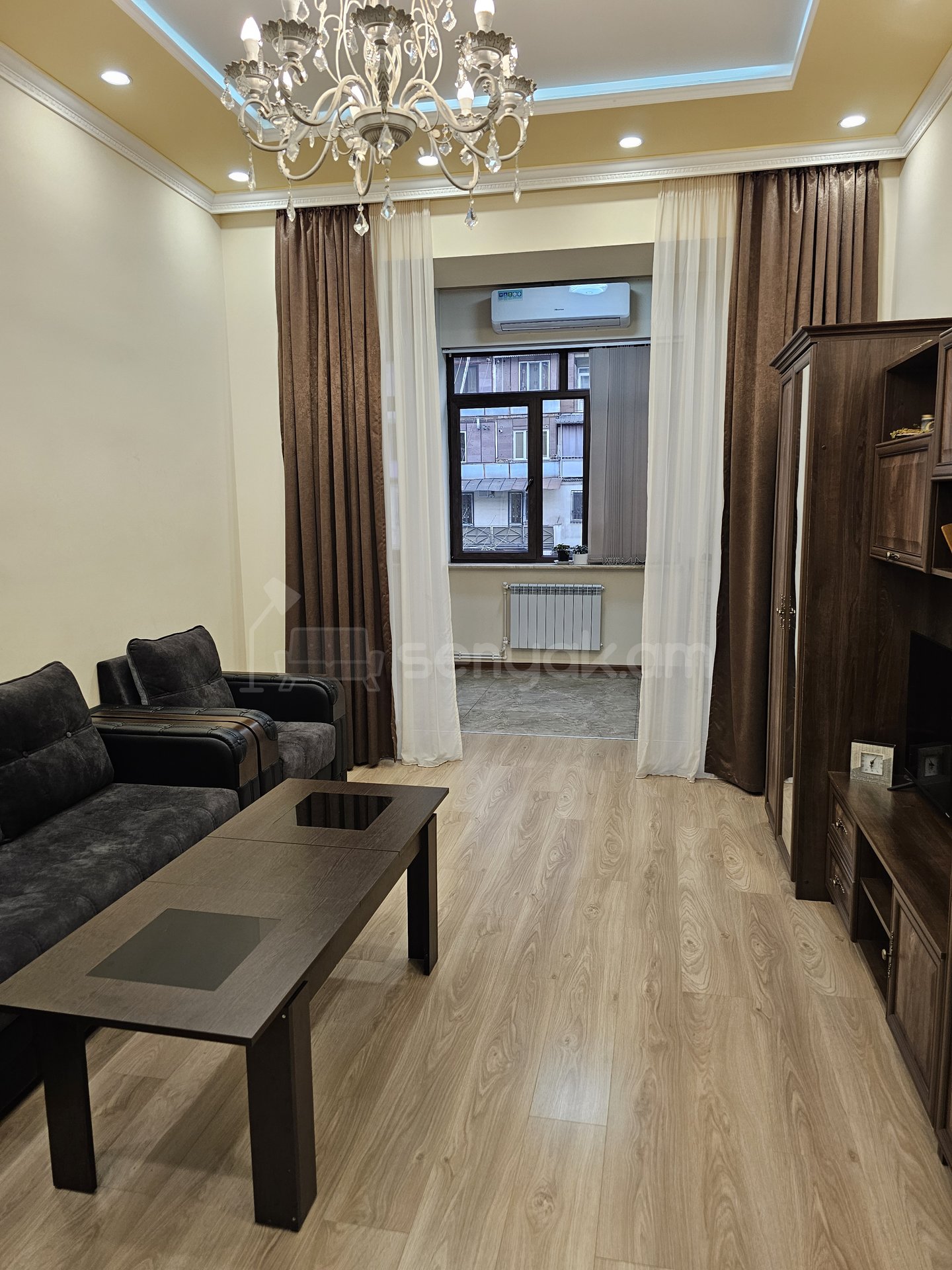 3 Սենյականոց Բնակարան Քարե Շենքում, 100քմ, 2/5 հարկ, Կապիտալ Վերանորոգված, Կահավորված