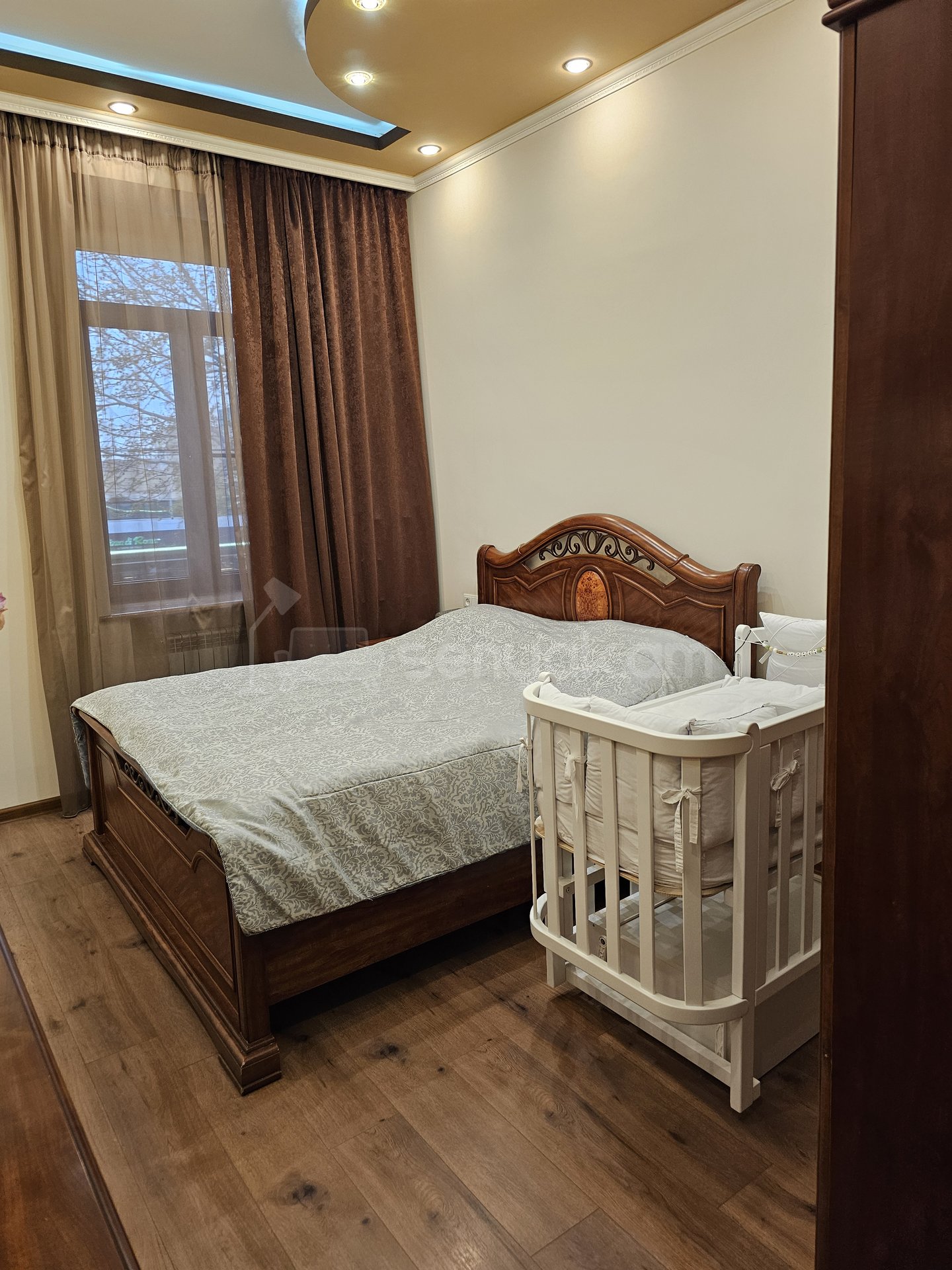 3 Սենյականոց Բնակարան Քարե Շենքում, 100քմ, 2/5 հարկ, Կապիտալ Վերանորոգված, Կահավորված