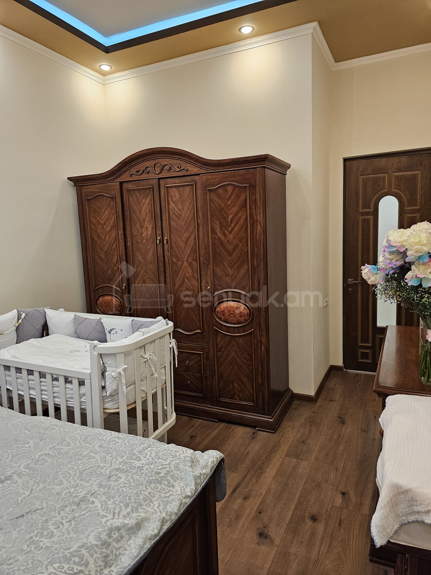 3 Սենյականոց Բնակարան Քարե Շենքում, 100քմ, 2/5 հարկ, Կապիտալ Վերանորոգված, Կահավորված