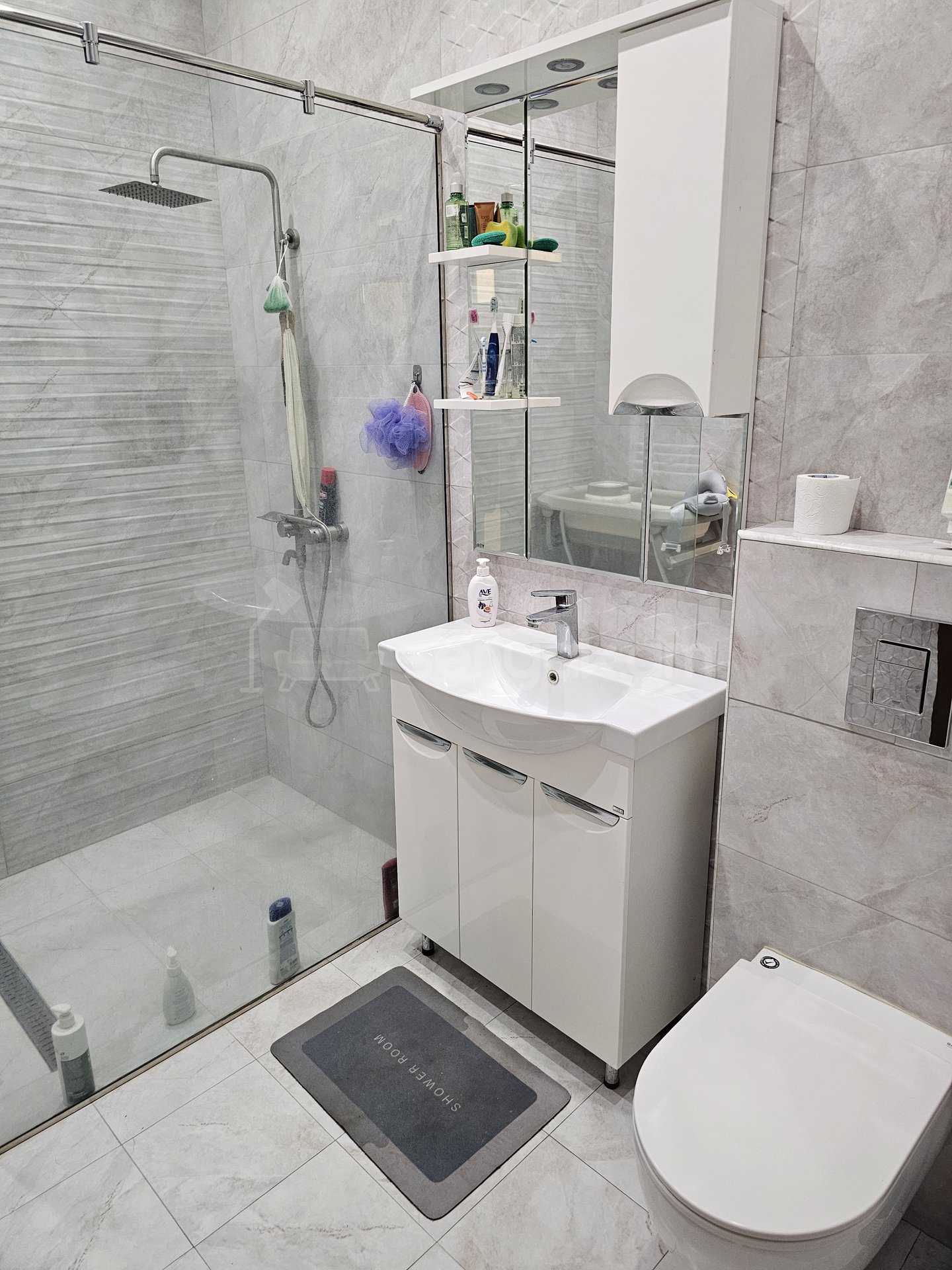 3 Սենյականոց Բնակարան Քարե Շենքում, 100քմ, 2/5 հարկ, Կապիտալ Վերանորոգված, Կահավորված