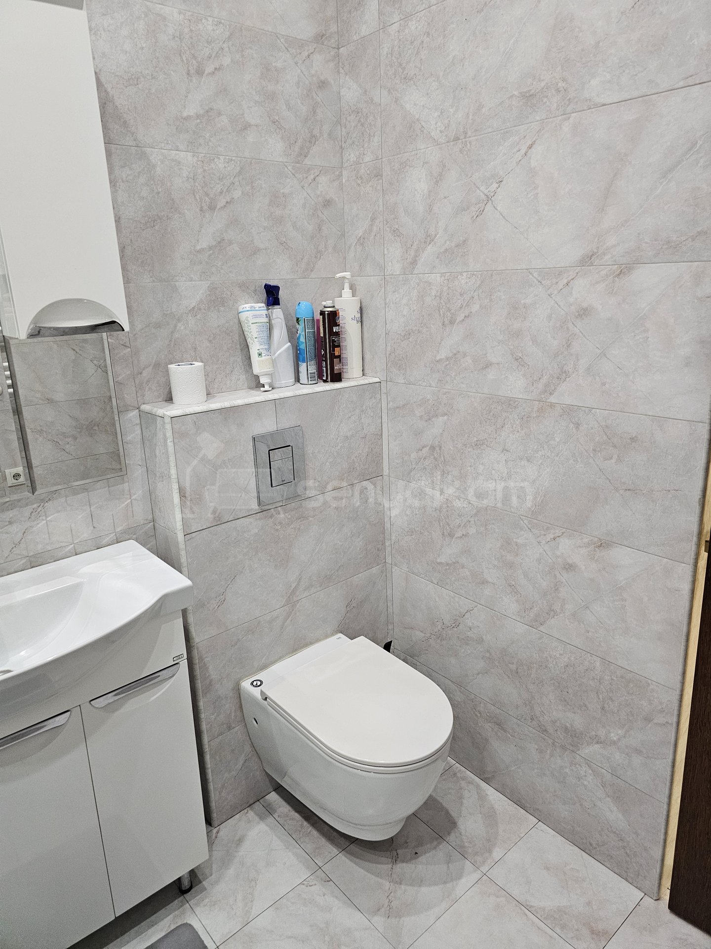 3 Սենյականոց Բնակարան Քարե Շենքում, 100քմ, 2/5 հարկ, Կապիտալ Վերանորոգված, Կահավորված