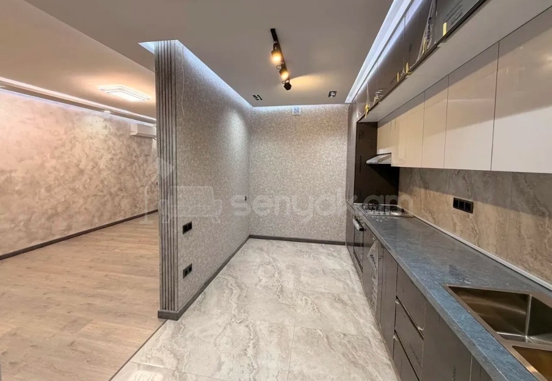 4 Սենյականոց Բնակարան Քարե Շենքում, 74քմ, 1/5 հարկ, Դիզայներական Վերանորոգված