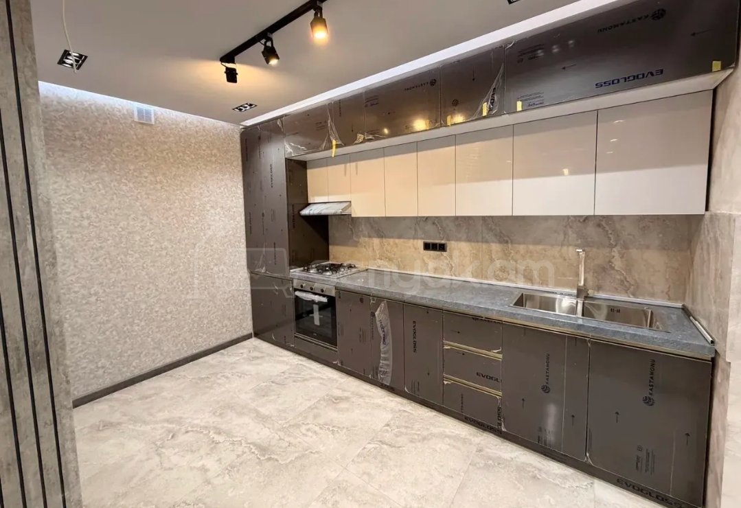 4 Սենյականոց Բնակարան Քարե Շենքում, 74քմ, 1/5 հարկ, Դիզայներական Վերանորոգված