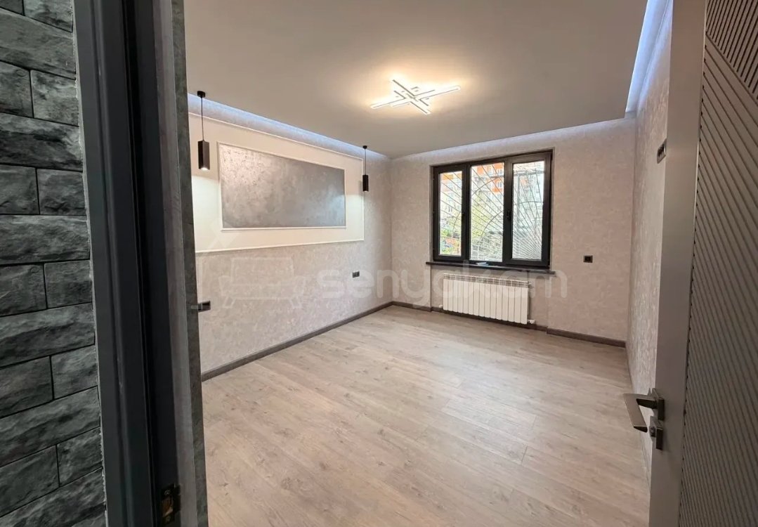 4 Սենյականոց Բնակարան Քարե Շենքում, 74քմ, 1/5 հարկ, Դիզայներական Վերանորոգված