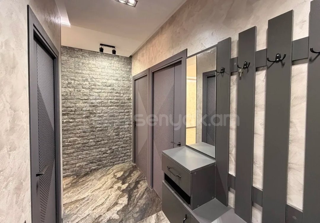 4 Սենյականոց Բնակարան Քարե Շենքում, 74քմ, 1/5 հարկ, Դիզայներական Վերանորոգված