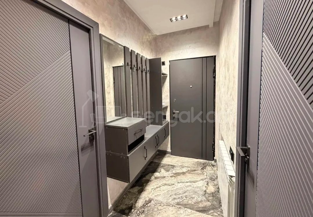 4 Սենյականոց Բնակարան Քարե Շենքում, 74քմ, 1/5 հարկ, Դիզայներական Վերանորոգված