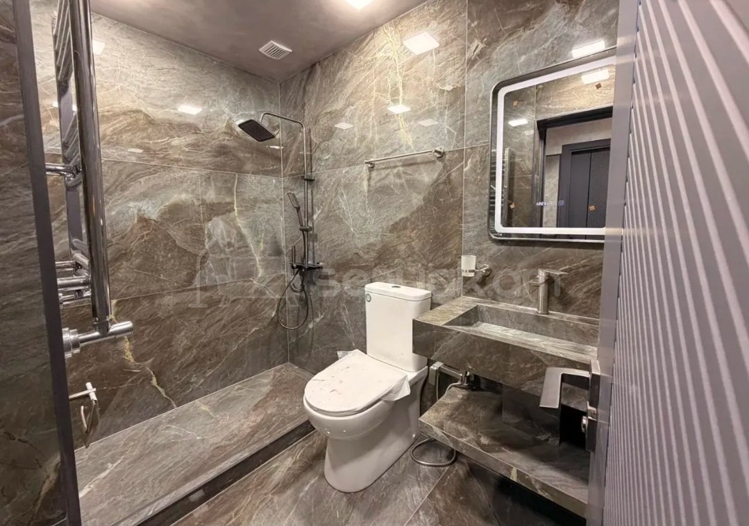 4 Սենյականոց Բնակարան Քարե Շենքում, 74քմ, 1/5 հարկ, Դիզայներական Վերանորոգված