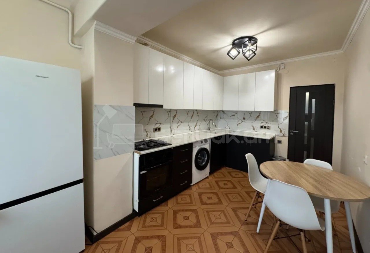 3 Սենյականոց Բնակարան Քարե Շենքում, 110քմ, 7/16 հարկ, Դիզայներական Վերանորոգված, Կահավորված, Արևկող