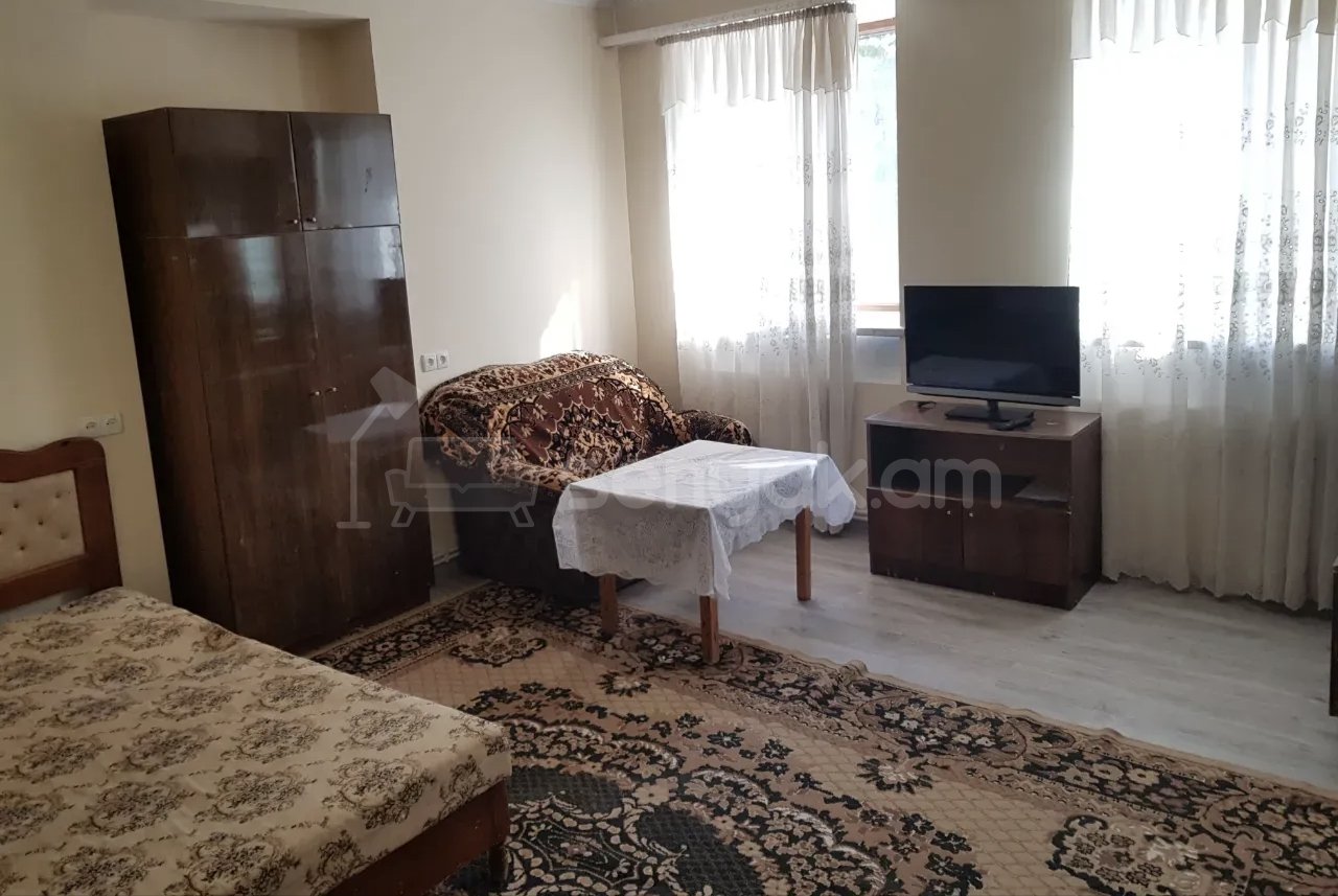 1 Սենյականոց Բնակարան Քարե Շենքում, 45քմ, 1/1 հարկ, Նորմալ Վիճակում, Կահավորված