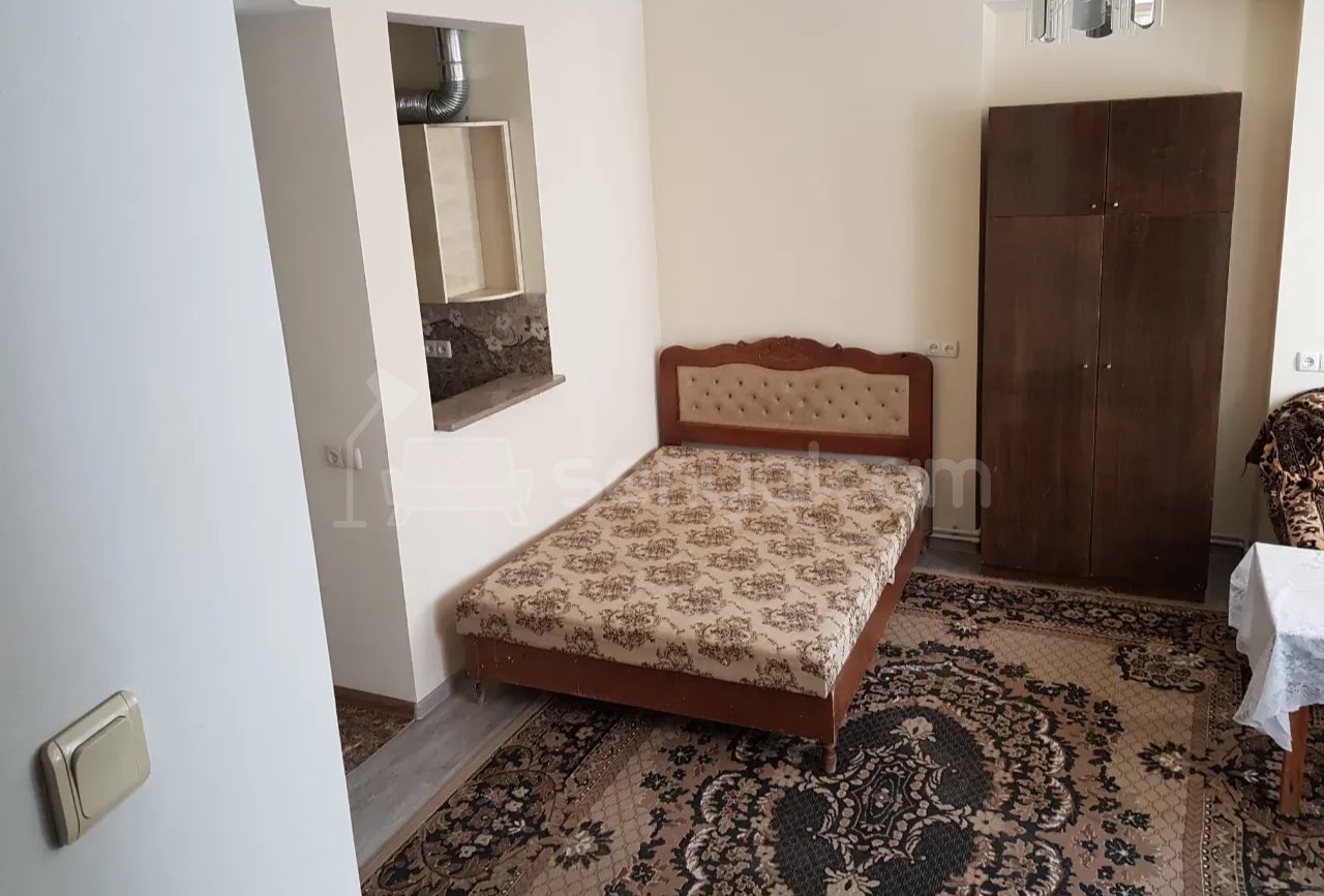 1 Սենյականոց Բնակարան Քարե Շենքում, 45քմ, 1/1 հարկ, Նորմալ Վիճակում, Կահավորված