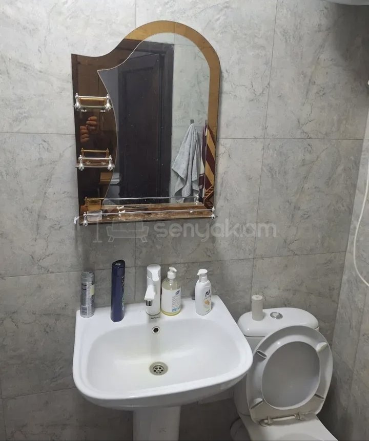 1 Սենյականոց Բնակարան Քարե Շենքում, 40քմ, 1/1 հարկ, Նորմալ Վիճակում, Կահավորված