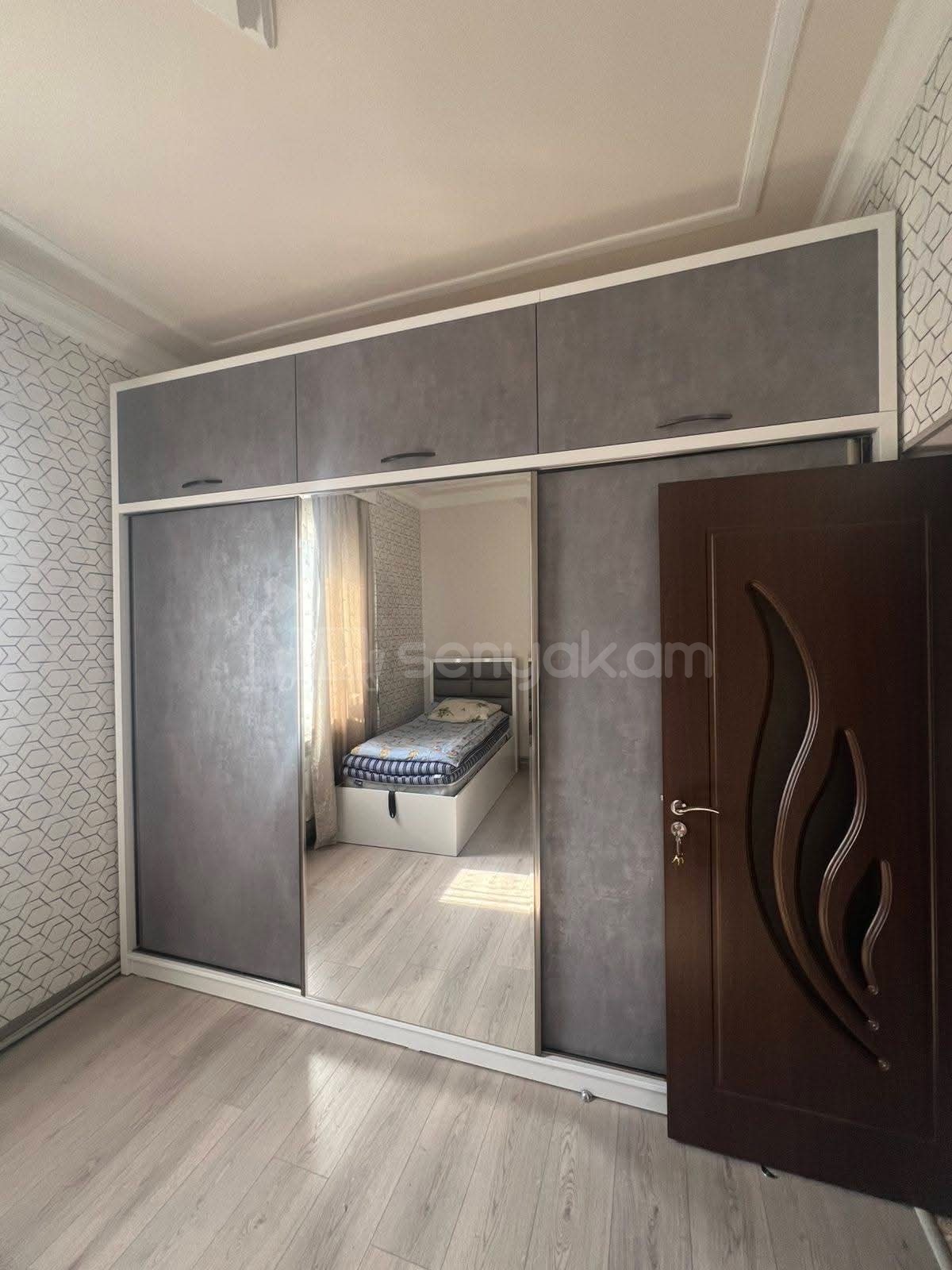 3 Սենյականոց Բնակարան Քարե Շենքում, 72քմ, 2/2 հարկ, Նորմալ Վիճակում, Կահավորված