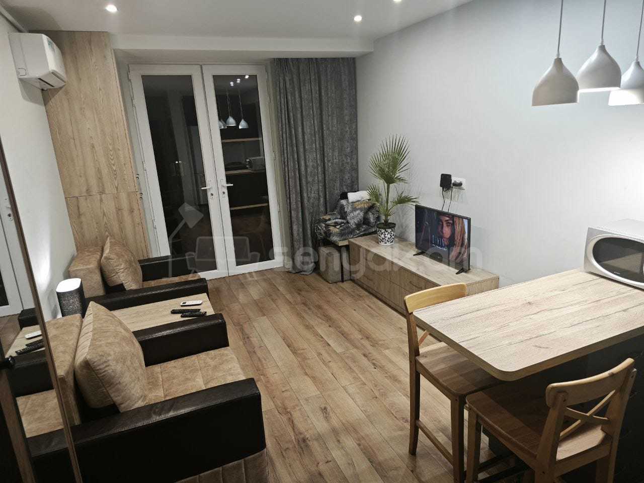 2 Սենյականոց Բնակարան, 42քմ, 8/10 հարկ, Դիզայներական Վերանորոգված, Կահավորված, Արևկող