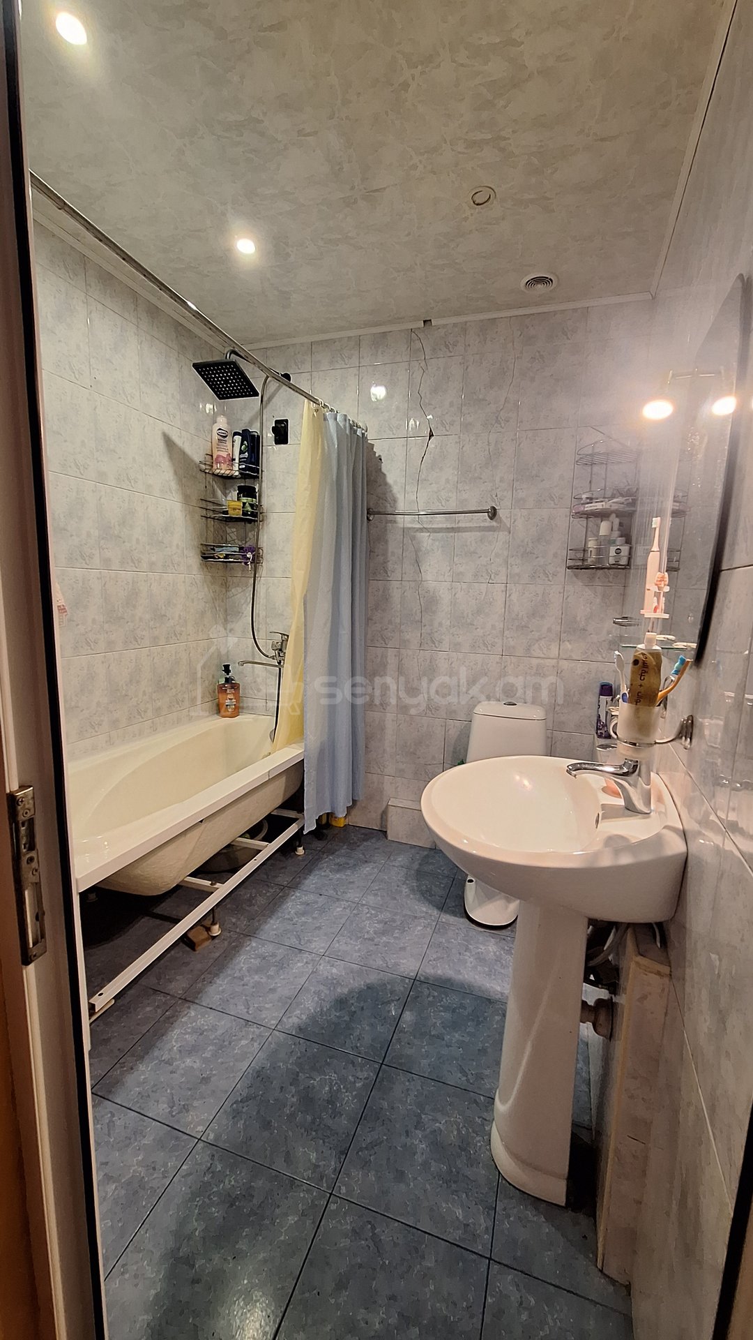 2 Սենյականոց Բնակարան Քարե Շենքում, 52քմ, 4/7 հարկ, Նորմալ Վիճակում, Կահավորված, Արևկող