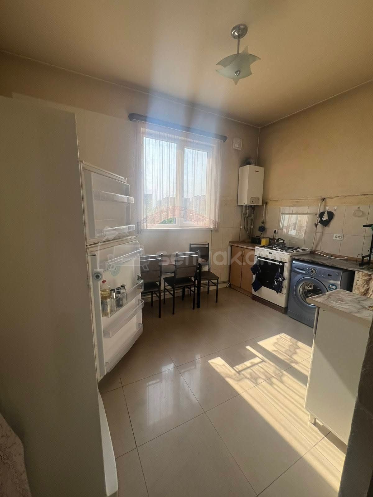 3 Սենյականոց Բնակարան Քարե Շենքում, 78քմ, 2/2 հարկ, Նորմալ Վիճակում, Կահավորված