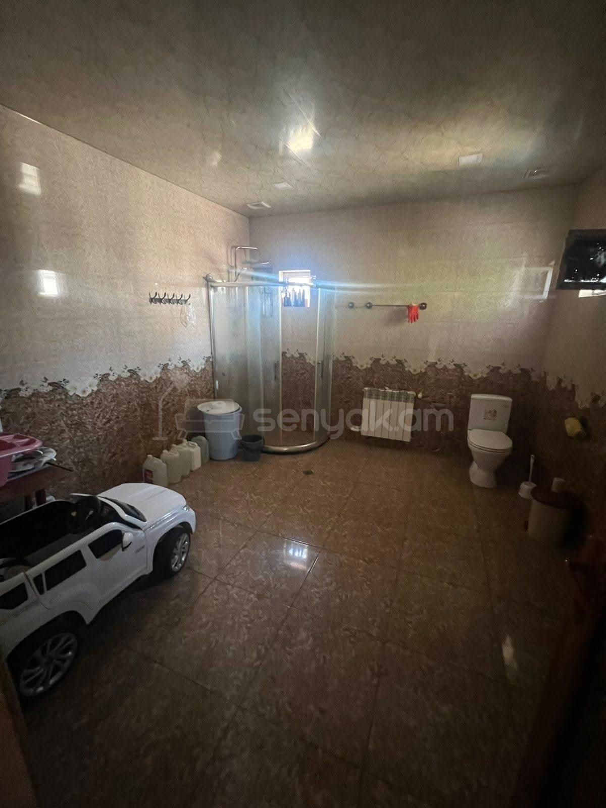 3 Սենյականոց Բնակարան Քարե Շենքում, 78քմ, 2/2 հարկ, Նորմալ Վիճակում, Կահավորված