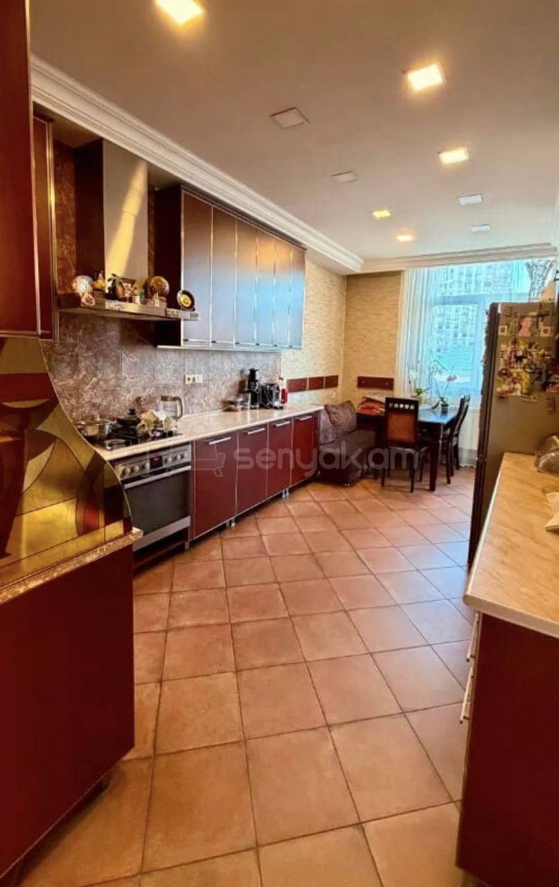 4 Սենյականոց Բնակարան, 130քմ, 3/10 հարկ, Կապիտալ Վերանորոգված