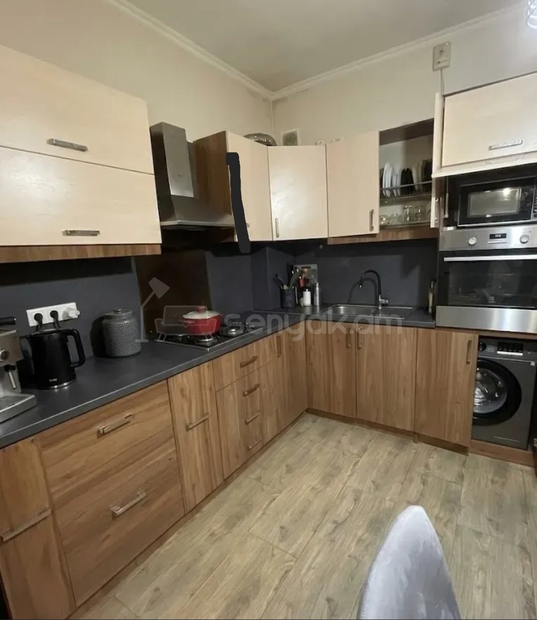 4 Սենյականոց Բնակարան Քարե Շենքում, 120քմ, 1/5 հարկ, Կապիտալ Վերանորոգված