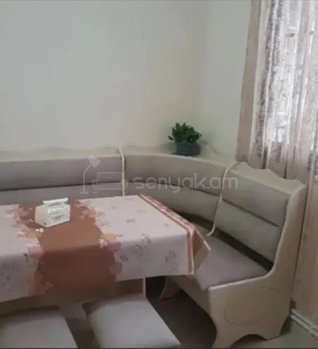 2 Սենյականոց Բնակարան Քարե Շենքում, 60քմ, 1/4 հարկ, Նորմալ Վիճակում, Կահավորված, Արևկող