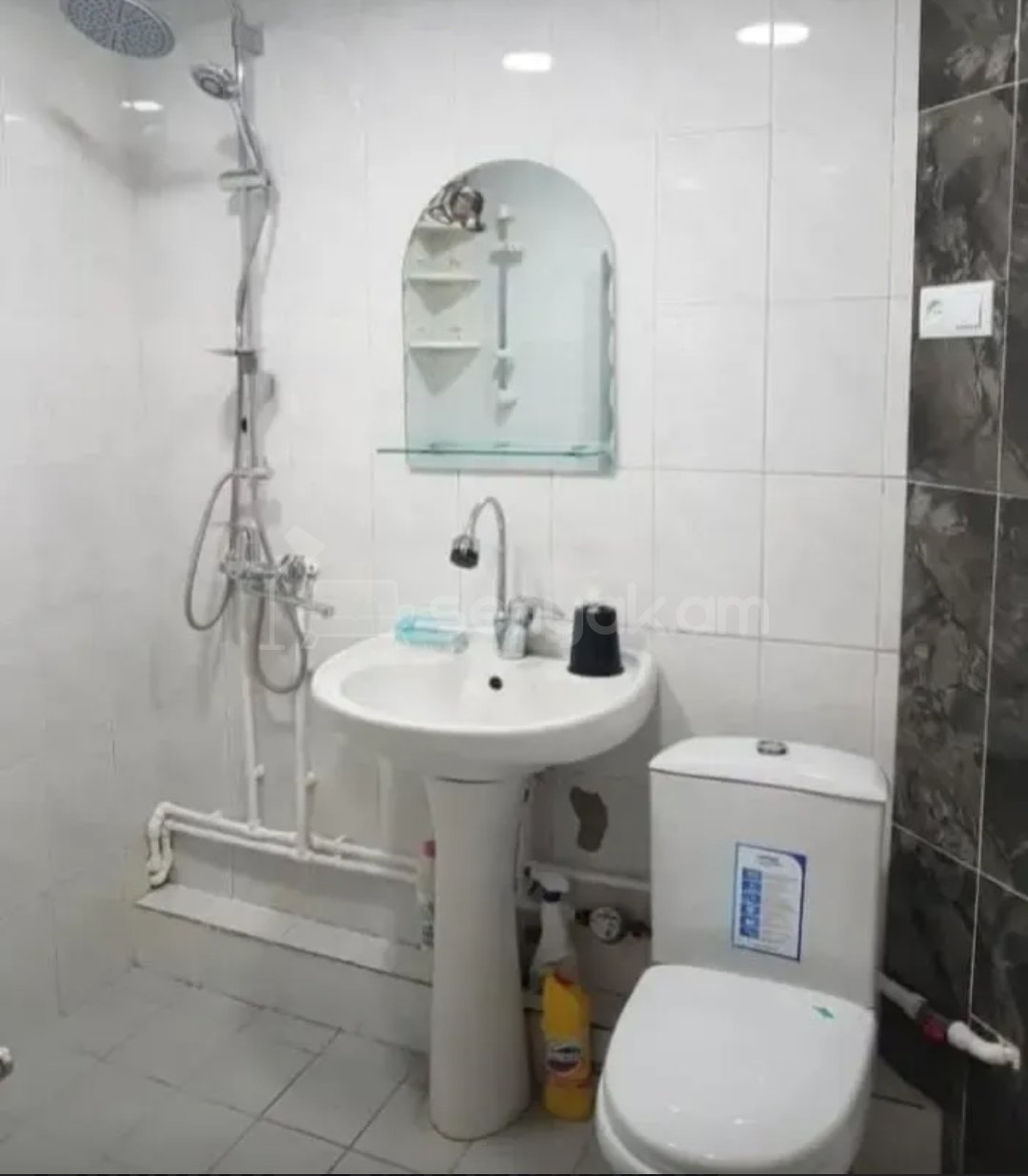 2 Սենյականոց Բնակարան Քարե Շենքում, 60քմ, 1/4 հարկ, Նորմալ Վիճակում, Կահավորված, Արևկող