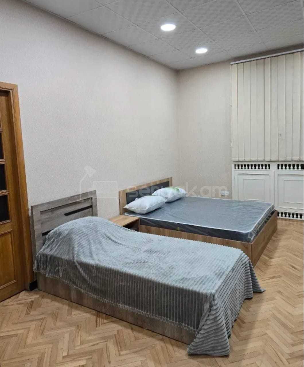 3 Սենյականոց Բնակարան Քարե Շենքում, 100քմ, 1/5 հարկ, Կապիտալ Վերանորոգված