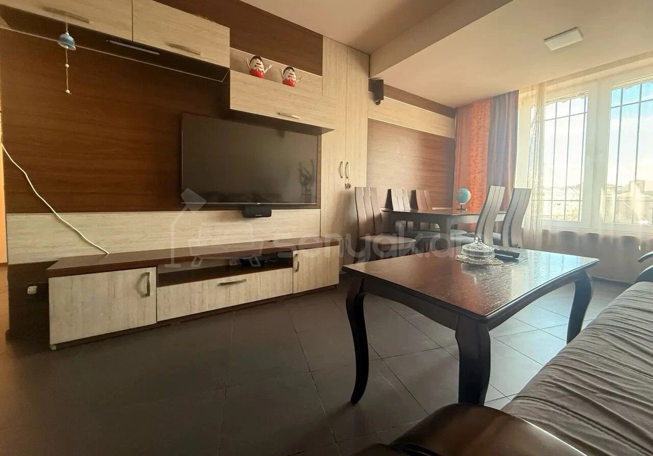 3 Սենյականոց Բնակարան Քարե Շենքում, 68քմ, 5/5 հարկ, Նորմալ Վիճակում