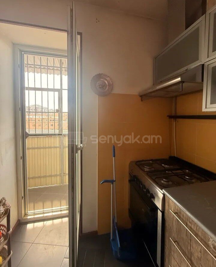 3 Սենյականոց Բնակարան Քարե Շենքում, 68քմ, 5/5 հարկ, Նորմալ Վիճակում