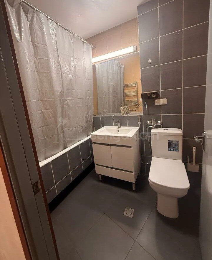 3 Սենյականոց Բնակարան Քարե Շենքում, 68քմ, 5/5 հարկ, Նորմալ Վիճակում