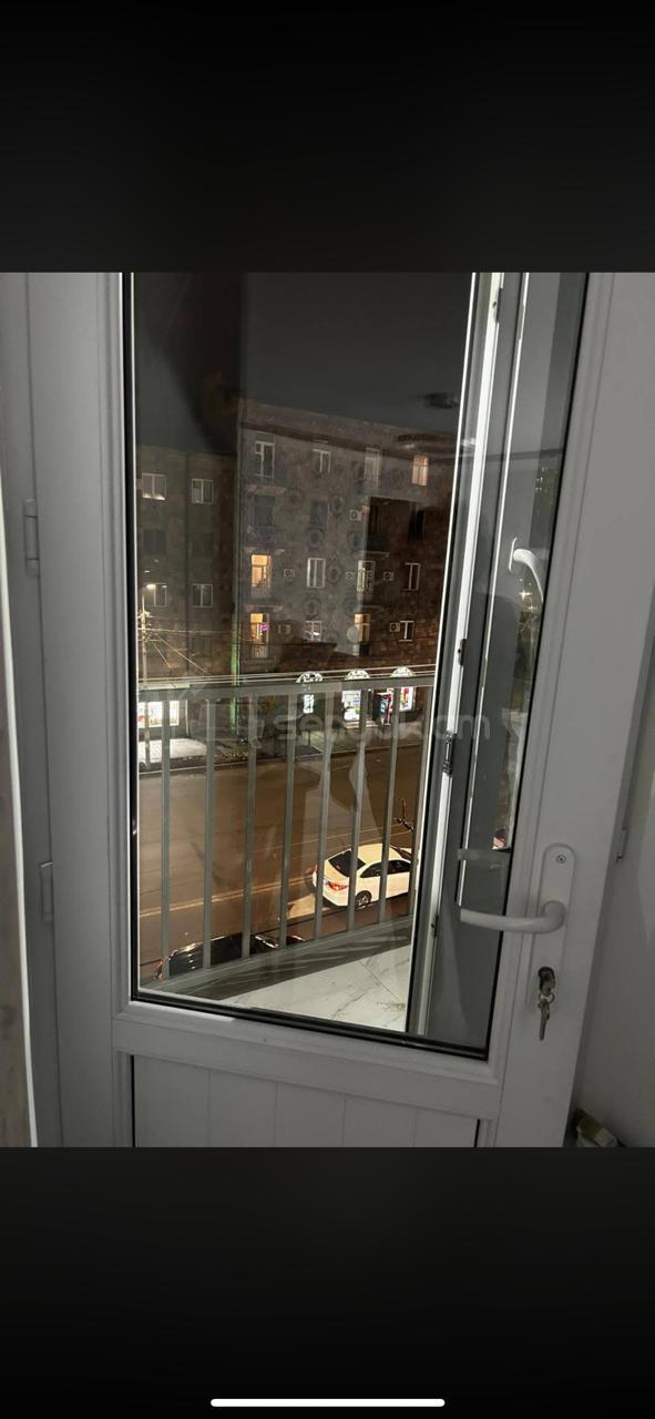 2 Սենյականոց Բնակարան Քարե Շենքում, 50քմ, 4/5 հարկ, Դիզայներական Վերանորոգված, Կահավորված