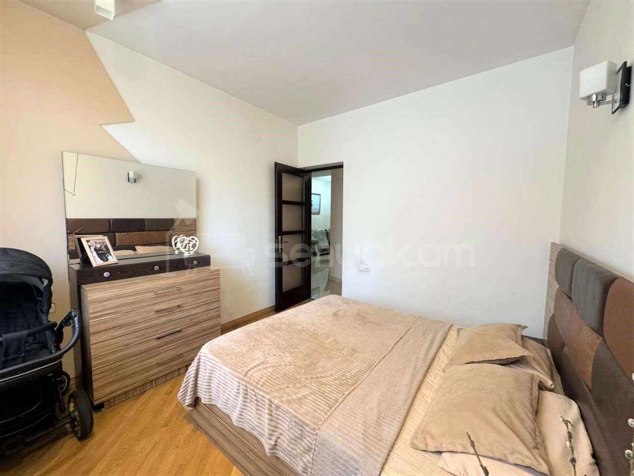 4 Սենյականոց Բնակարան Քարե Շենքում, 100քմ, 3/4 հարկ, Կապիտալ Վերանորոգված