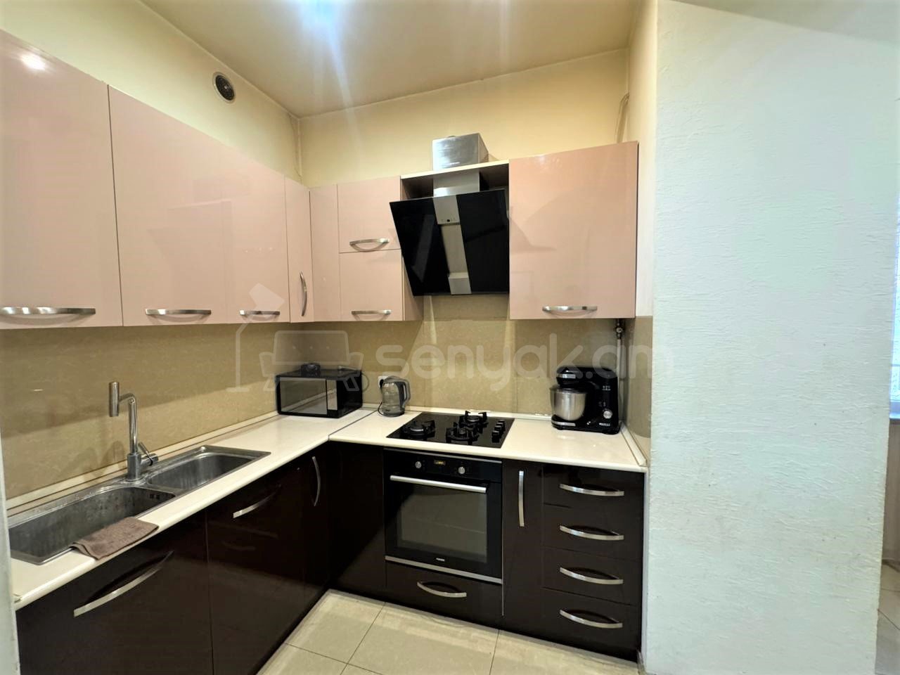 4 Սենյականոց Բնակարան Քարե Շենքում, 100քմ, 3/4 հարկ, Կապիտալ Վերանորոգված