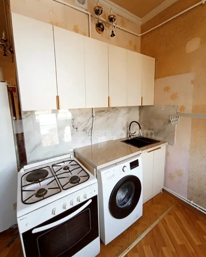 2 Սենյականոց Բնակարան Քարե Շենքում, 55քմ, 2/5 հարկ, Նորմալ Վիճակում, Կահավորված