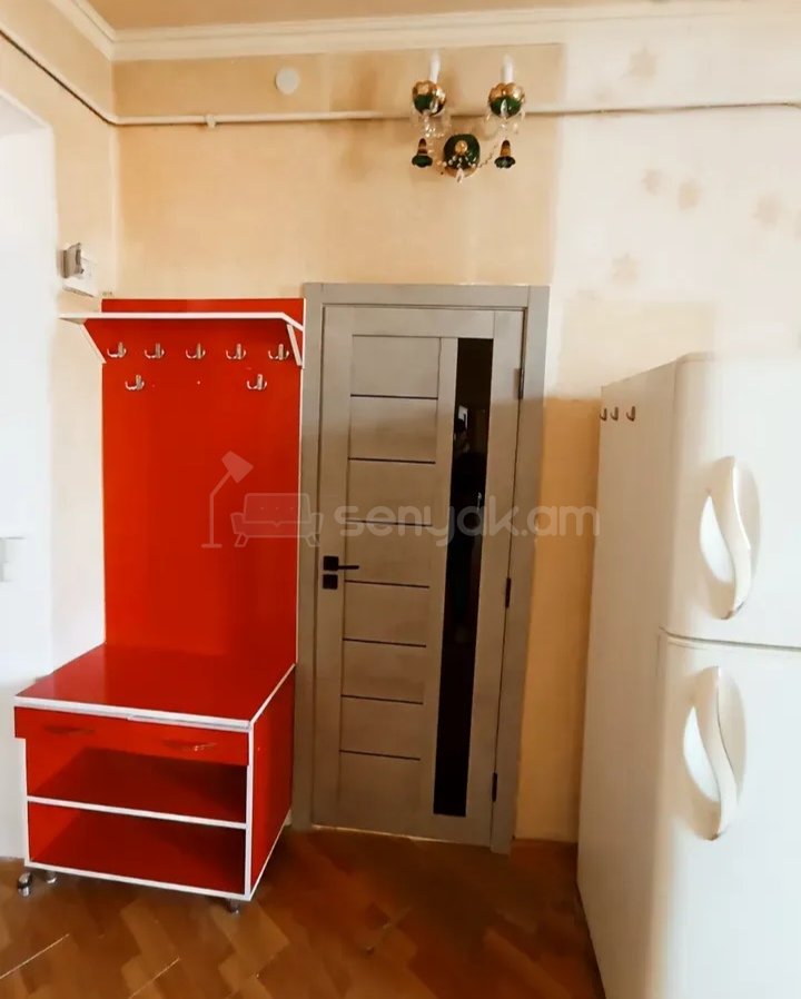 2 Սենյականոց Բնակարան Քարե Շենքում, 55քմ, 2/5 հարկ, Նորմալ Վիճակում, Կահավորված