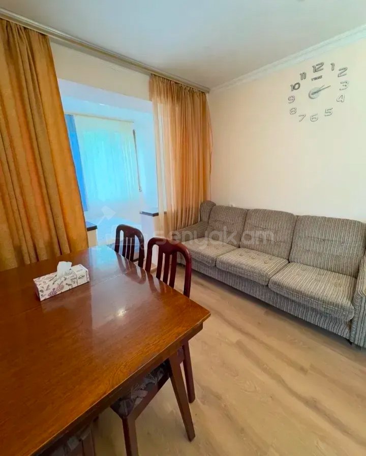 2 Սենյականոց Բնակարան Քարե Շենքում, 50քմ, 2/5 հարկ, Նորմալ Վիճակում, Կահավորված