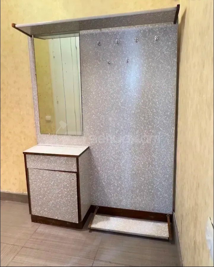 2 Սենյականոց Բնակարան Քարե Շենքում, 50քմ, 2/5 հարկ, Նորմալ Վիճակում, Կահավորված