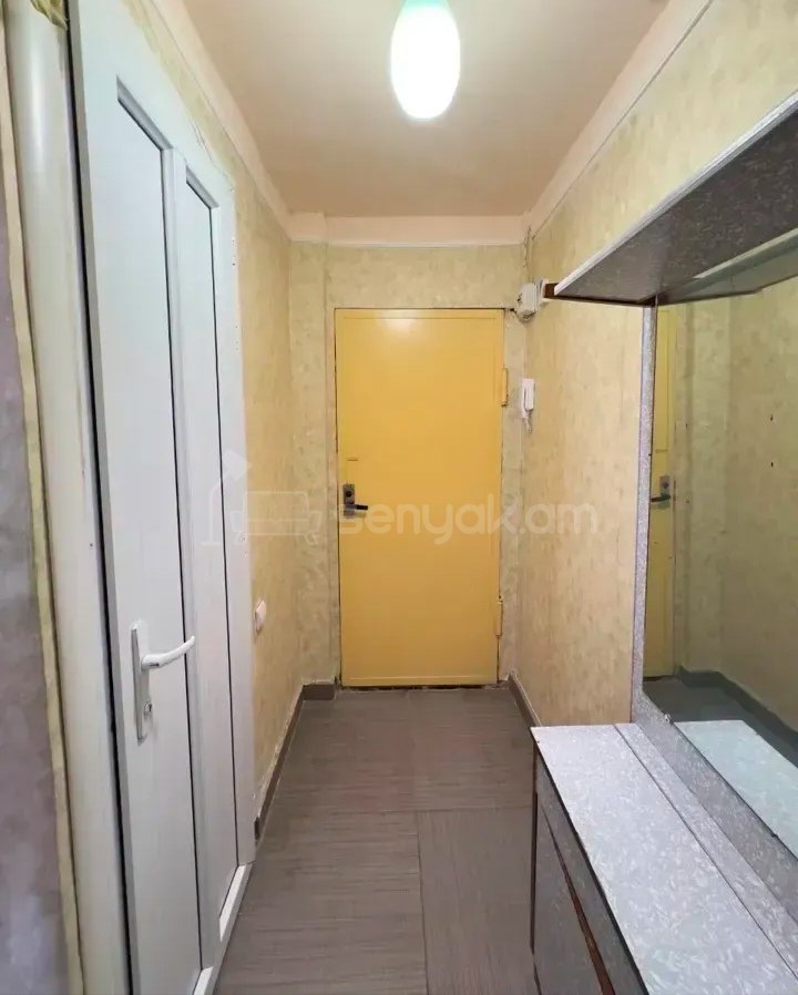 2 Սենյականոց Բնակարան Քարե Շենքում, 50քմ, 2/5 հարկ, Նորմալ Վիճակում, Կահավորված