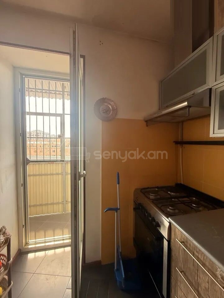 3 Սենյականոց Բնակարան Քարե Շենքում, 64քմ, 5/5 հարկ, Կապիտալ Վերանորոգված