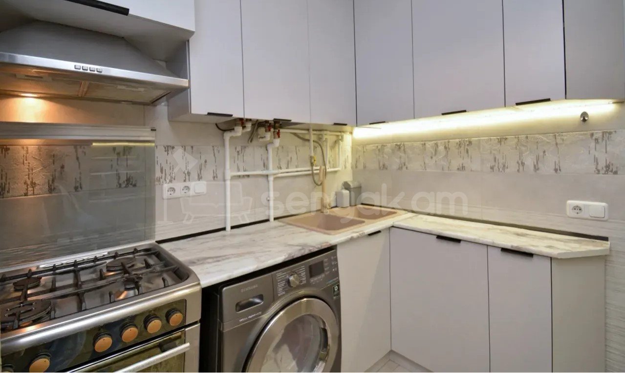 2 Սենյականոց Բնակարան Քարե Շենքում, 50քմ, 2/4 հարկ, Կապիտալ Վերանորոգված