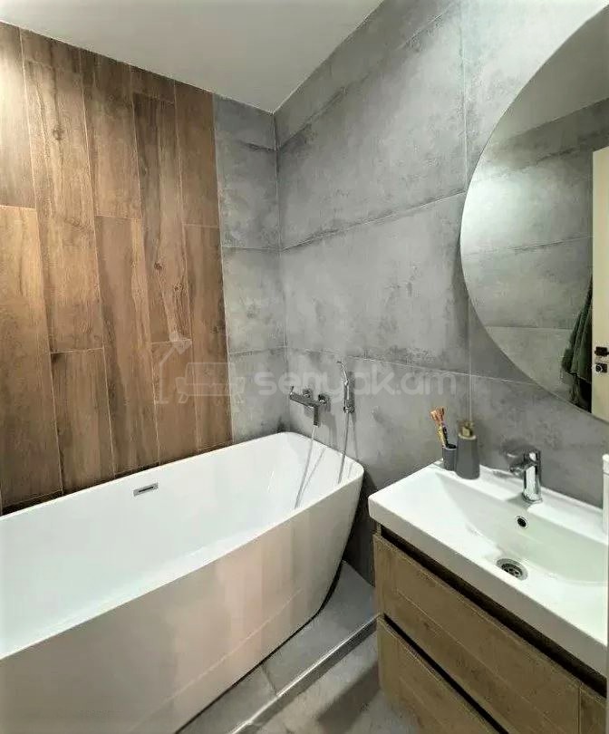 4 Սենյականոց Բնակարան Քարե Շենքում, 109քմ, 5/5 հարկ, Կապիտալ Վերանորոգված