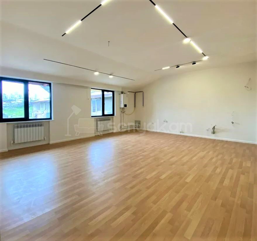 4 Սենյականոց Բնակարան Քարե Շենքում, 92քմ, 4/4 հարկ, Դիզայներական Վերանորոգված