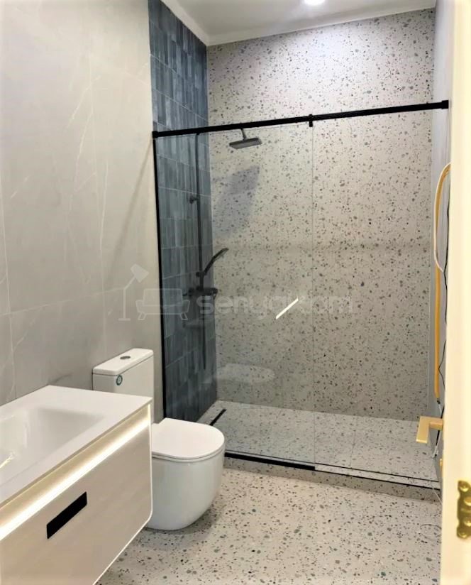 4 Սենյականոց Բնակարան Քարե Շենքում, 92քմ, 4/4 հարկ, Դիզայներական Վերանորոգված