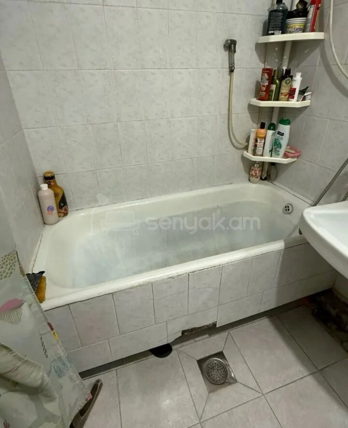 3 Սենյականոց Բնակարան Քարե Շենքում, 80քմ, 4/5 հարկ, Նորմալ Վիճակում