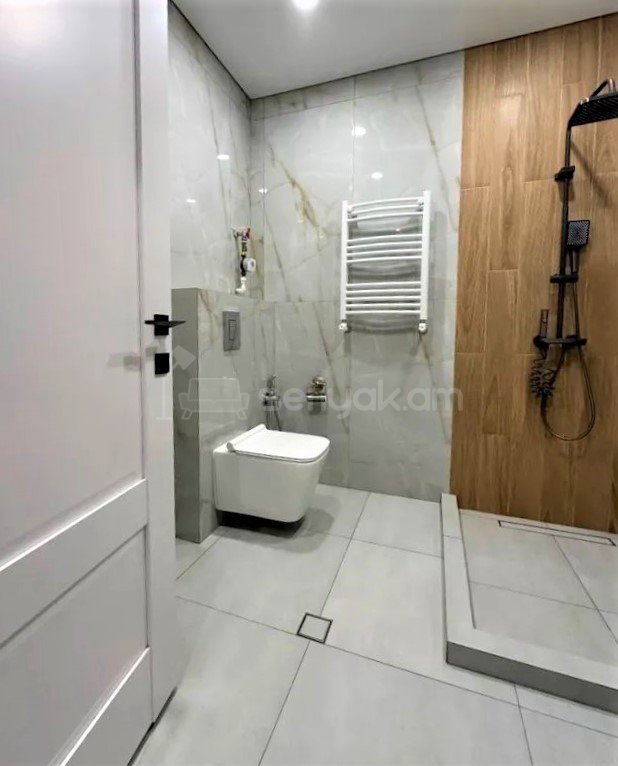 3 Սենյականոց Բնակարան Քարե Շենքում, 75քմ, 3/4 հարկ, Դիզայներական Վերանորոգված