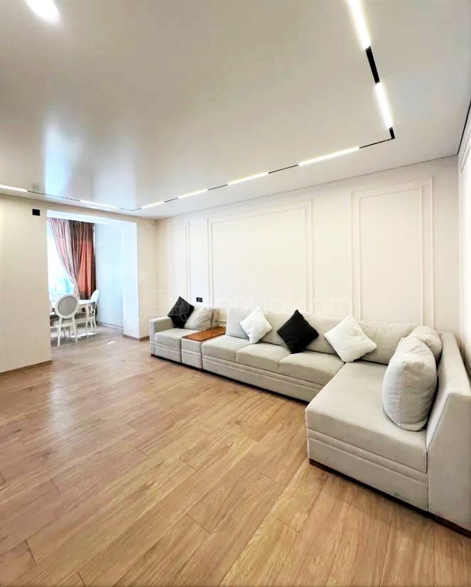 3 Սենյականոց Բնակարան Քարե Շենքում, 75քմ, 3/4 հարկ, Դիզայներական Վերանորոգված