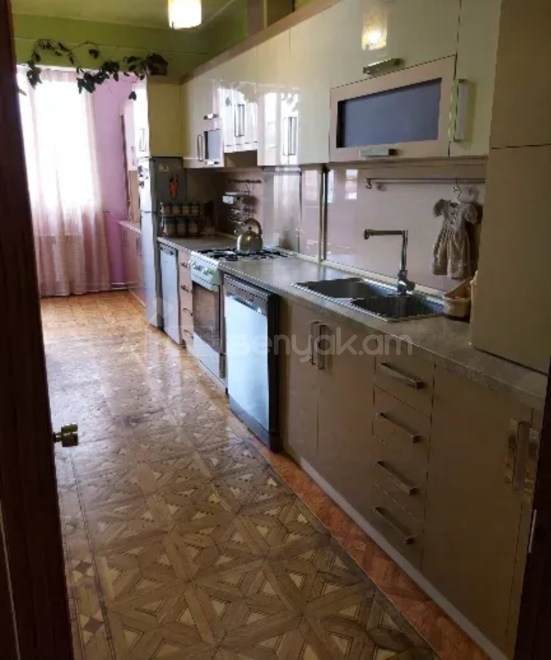 3 Սենյականոց Բնակարան Քարե Շենքում, 84քմ, 5/5 հարկ, Նորմալ Վիճակում